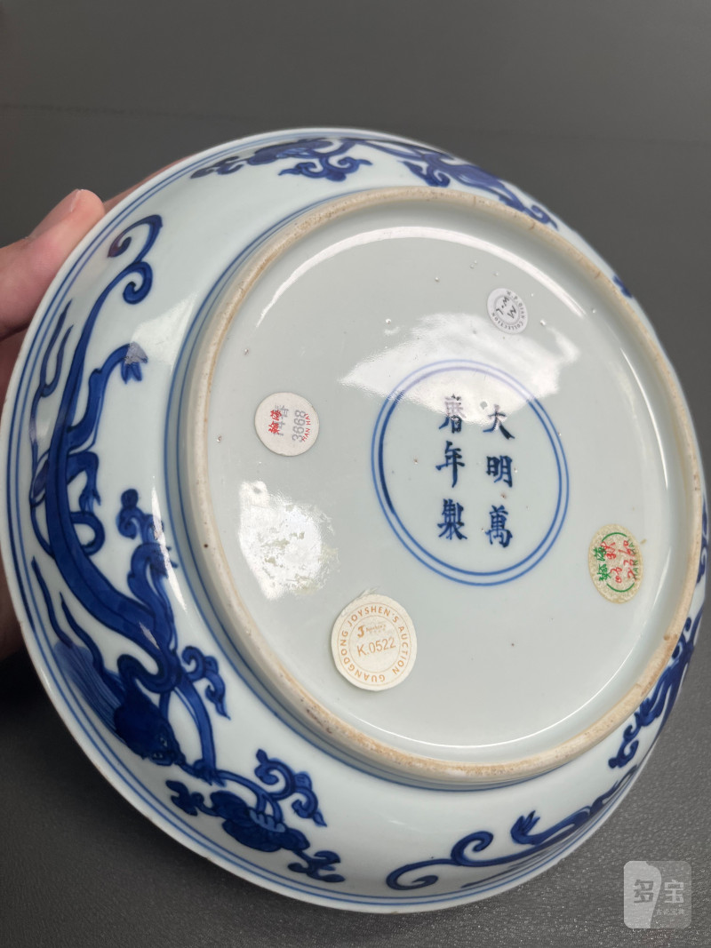明万历  青花五彩“雉鸡洞石花卉”图盘（附老盒） - 图8